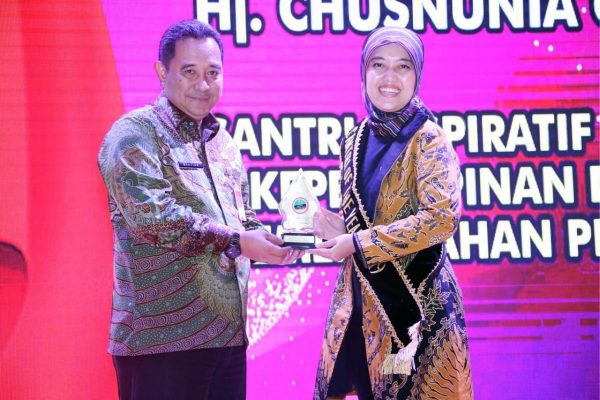 Chusnunia Chalim alias Nunik Terima Anugerah Santri Inspiratif di Ajang Santri Of The Year 2019
