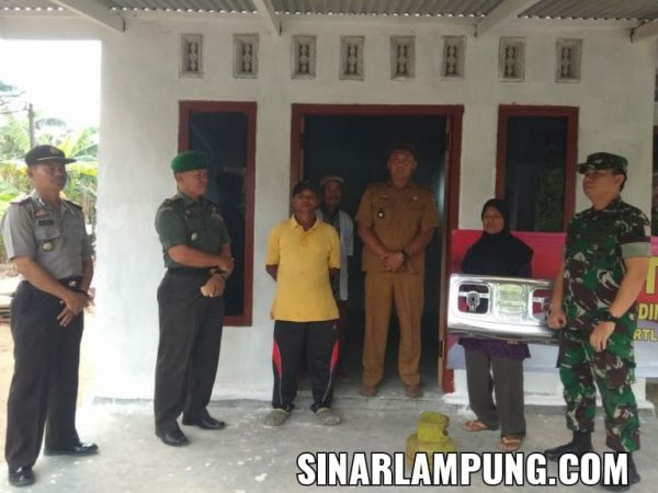 Dandim 0429 Lampung Timur Serahkan Kunci Program Binter Terpadu Bedah RTLH 2019