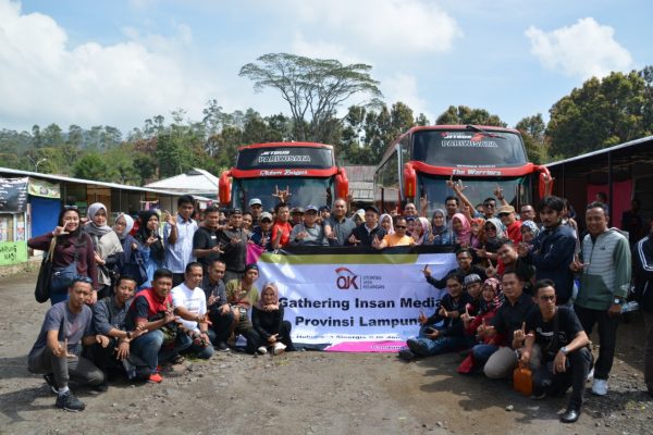Gathering OJK Lampung: Mandi Air Panas Hingga Memborong Sepatu Tomkins