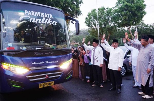 Nanang Ermanto Lepas 30 Jamaah Umroh Lamsel Usai Salat Subuh