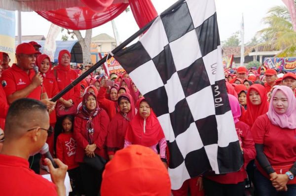 Bupati Lamsel Nanang Ermanto Lepas Ribuan Peserta Jalan Sehat