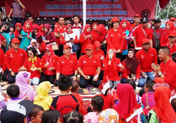 Cara Bupati Nanang Cegah Stunting: Makan Telur Bersama 1000 Balita