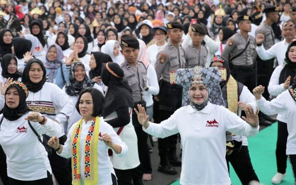 Senam Massal Sajojo Bareng Ibu Gubernur Lampung Meriahkan Jalan Sehat Hari Ibu