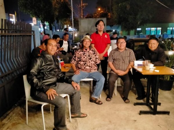 Politisi Hingga Budayawan Nobar di Teras Coffe