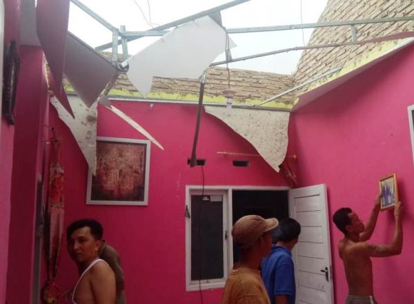 Diterjang Angin Kencang, Atap Rumah Warga Perum Kalianda Residence Kalianda Terbang