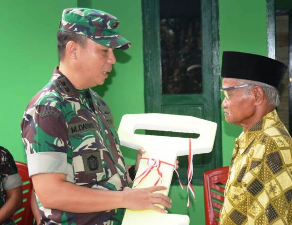 Hari Juang TNI AD: Dandim 0429/Lamtim Bagikan Sembako dan Kunci Rumah