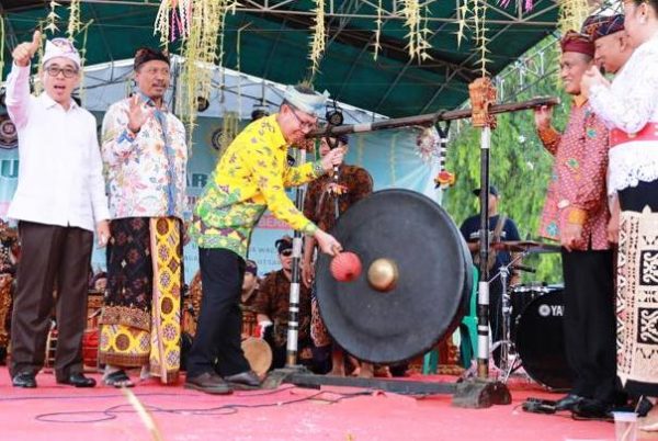 Sekdaprov Fahrizal Buka  Lomba Utsawa Dharma Gita IX di  Sekampung Udik