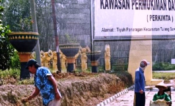 Tuba Barat Hijaukan Taman Bermain Anak dan Halaman Pemkab