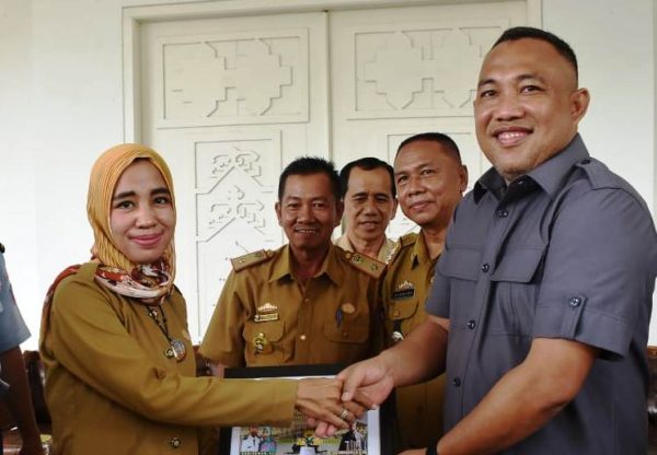 Bupati Tuba Barat Hadiri Perpisahan Pengajar Cerdas Angkatan IV