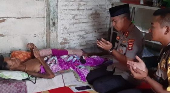 Kapolres Lampung Utara AKBP Budiman Sulaksono Besuk Penderita Kanker