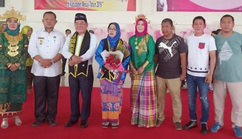 Peringati Hari Ibu, Hj. Nelly Wati Saply dapat Kejutan dari Putrinya