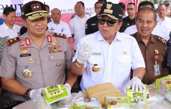 Pakai Kacamata Hitam Arinal Musnahkan Narkoba Senilai Miliaran Rupiah