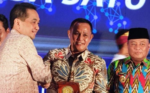 Plt Bupati Nanang Ermanto Terima Peghargaan Pasar Tertib Ukur 2019