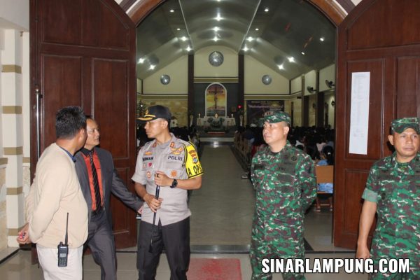 Dandim 0429/Lamtim dan Kapolres Tinjau Pelaksanaan Ibadah Misa Natal