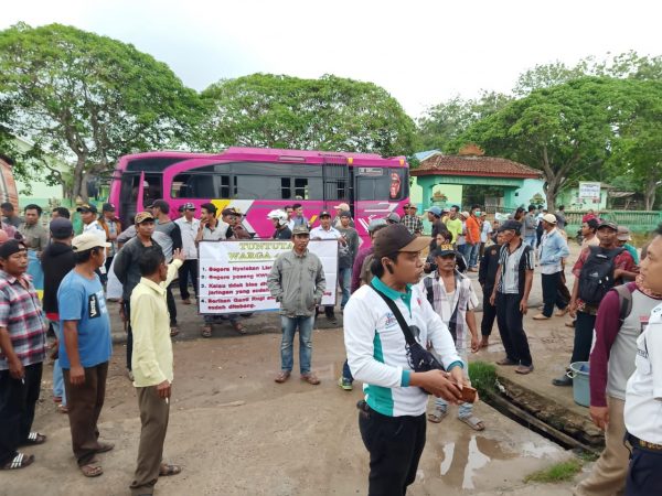 Sudah Bayar KWh Listrik Tak Dipasang, Warga Enam Desa Kepung Kantor PLN Tulang Bawang