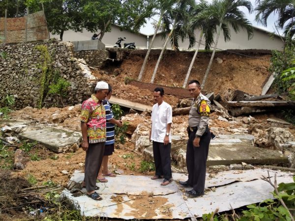 Tembok PT Padimas Roboh Picu Banjir dan Rusak Rumah Warga