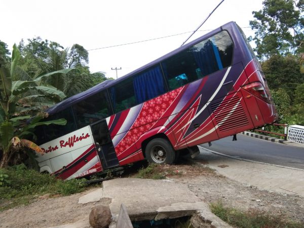 Bus Reflesia Bengkulu-Jakarta Muat Santri Nyaris Nyemplung ke Jurang di Jalan Lintas Barat di Pesisir Barat