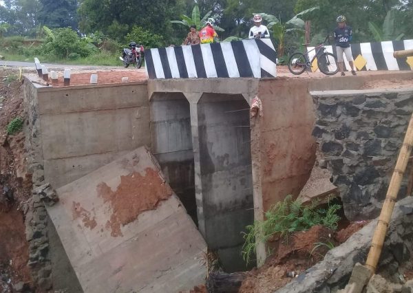 Jembatan Penghubung Kota Metro-Batanghari Rp790 Juta Baru Satu Bulan Rampung Amblas Tak Bisa Dilalui