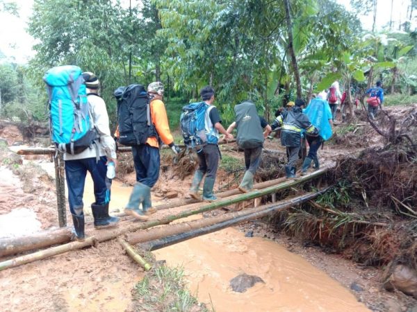 Santagana Darunnajah 2 Cipining Bogor Terobos Medan Sulit Bantu Korban Terisolir 