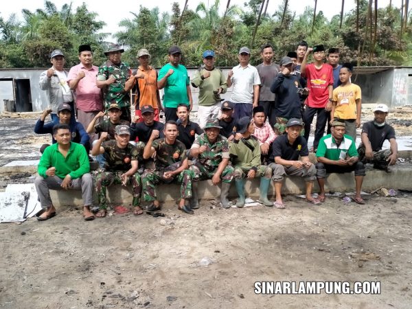 Batitud Koramil Pasirsakti Beserta Anggota Karya Bhakti Pembersihan Ponpes Yang Terbakar