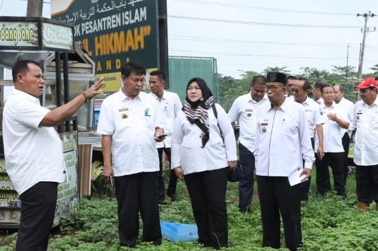 Bupati Nanang Cek Lahan di Kawasan Gedung Olahraga Way Handak