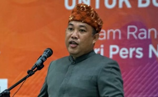 Lolos Penilain, Bupati Tuba Barat Umar Terima Penghargaan Anugerah Kebudayaan PWI