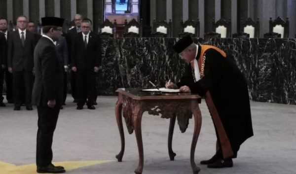 Suahasil Nazara Dilantik Jadi  Anggota Dewan Komisoner OJK Ex-Officio Kemenkeu