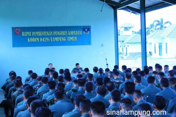 Letkol. Kav. Muhammad Darwis Berikan Jam Komandan kepada 201 Prajurit Kodim Lampung Timur