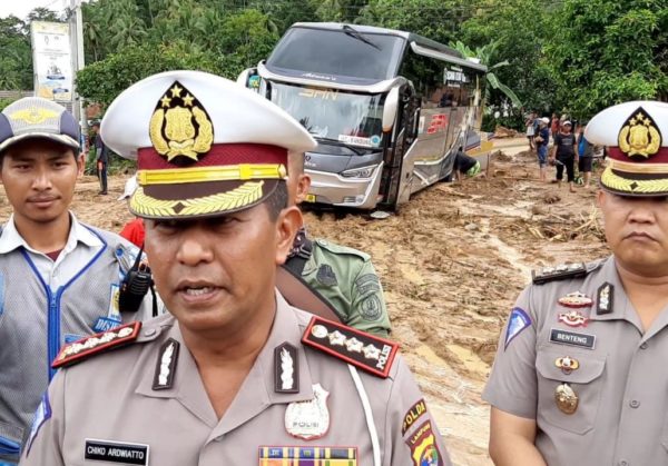 Dirlantas Kombes Chiko Pastikan Jalur Jalan Lintas Barat Sumatera Lancar Pasca Banjir di Pekon Sedayu