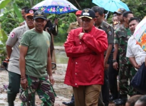 Bupati Nanang Bagikan Puluhan Paket Sembako untuk Warga Korban Banjir
