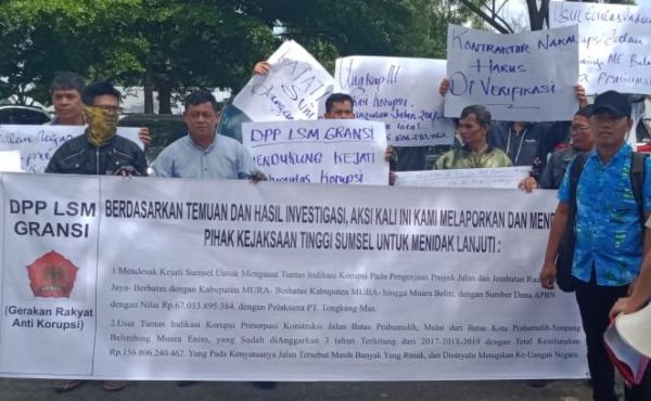 Ratusan Masyarakat Demo di Kejati Sumsel