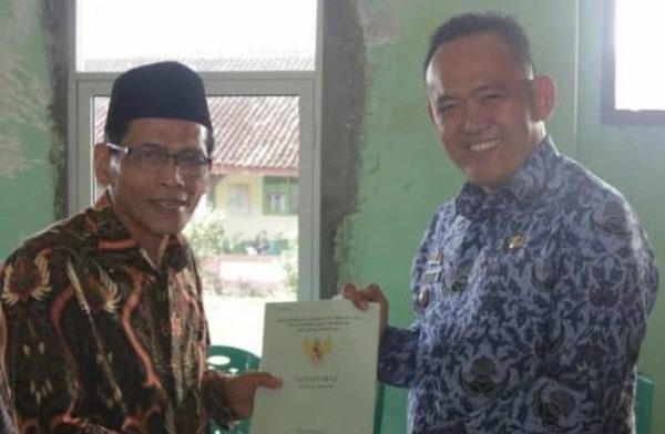 Wabup Pringsewu Serahkan Ratusan Sertifikat