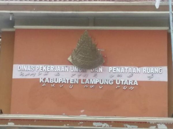 Pemkab Lampura Lagi “Miring”, Ikon Kopiah Siger Pun Ikut Miring