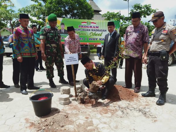 Pisah Sambut Kepala Sekolah MTs 1 Ditandai Penaman Pohon