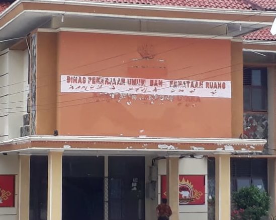 Kopiah Siger di Kantor Kadis PUPR Lampura Belum Diperbaiki
