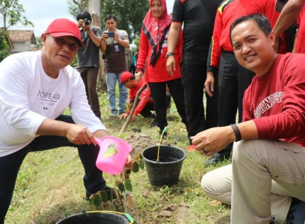 Bupati Lamsel Gotong Royong Tanam Pohon dan Gotong Royong di Palas