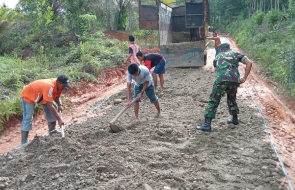 TNI dan Warga Hingga Pelajar Gotong royong Perbaiki Jalan di Plakat Tinggi