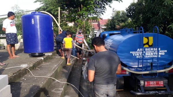 PDAM Tirta Benteng Pasang Toren Siapkan Sarana Air Bersih di Lokasi Banjir Priuk