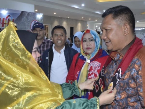 KABAR HPN 2020: Rombongan PWI Lampung Disambut Pengalungan Kain Sasirangan