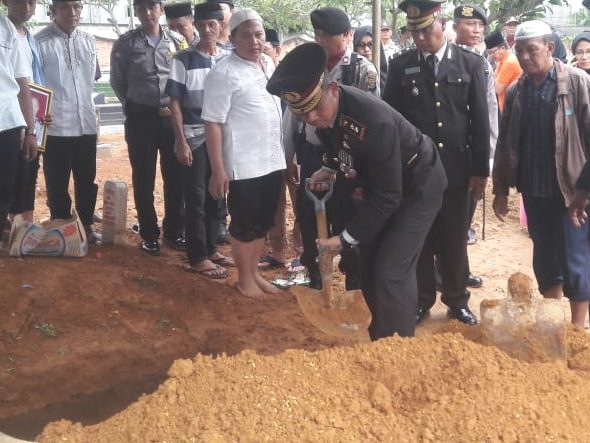 Kapolres Lampura Pimpin Pemakaman Kapolsek Tanjungraja AKP Darson Elidi