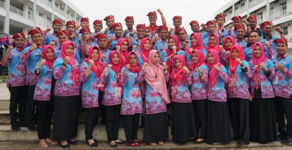 Tampil Unik, Panitia CPNS Lamsel Kompak Pakai “Tukkus”