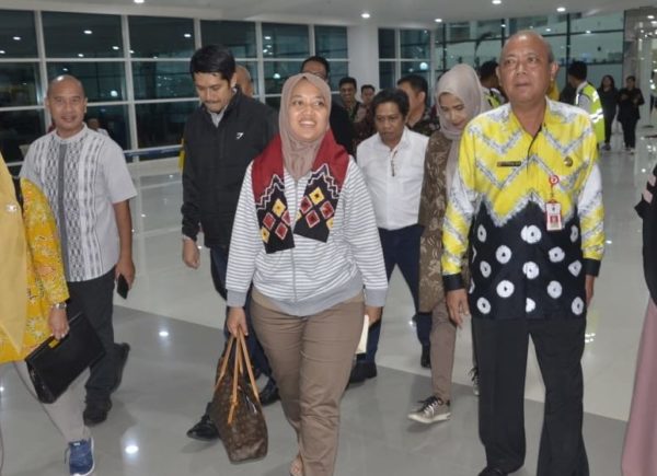 KABAR HPN 2020: Wagub Nunik dan Suami Tiba di Kota Banjarbaru