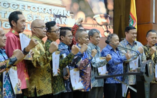 Belasan Wartawan Senior Terima Kartu Pers Nomor Satu PWI Pusat