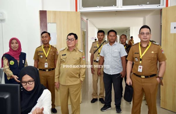 Beri Semangat Peserta, Bupati Saply Tinjau Tes CPNS Hari Kedua
