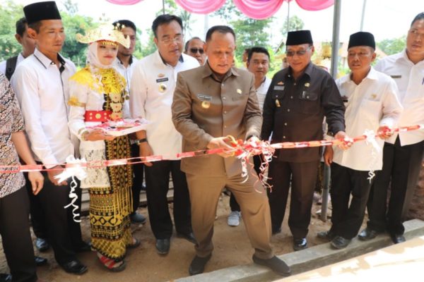 Nanang Ermanto Resmikan Program Pamsimas di Desa Cintamulya