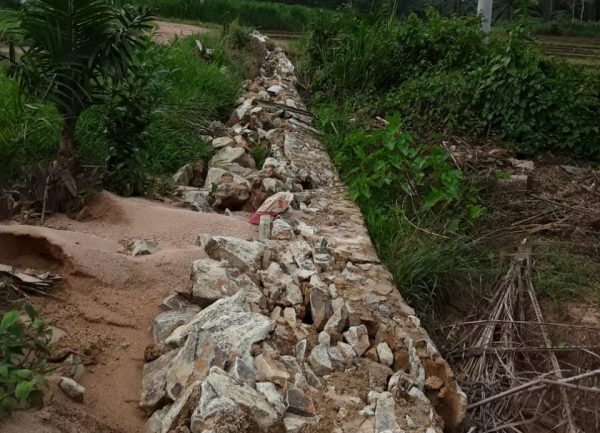 Proyek PUPR Lamsel Talud Jalan Lingkungan Dusun III Desa Sukadamai Amburadul?,