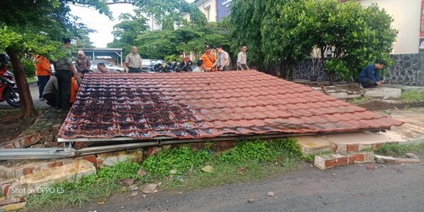 Hujan Lebat Disertai Angin Kencang, Pagar DPMPTSP Lampura Ambruk