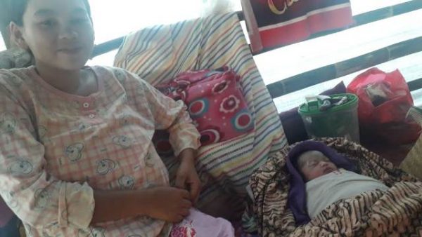 Bayi Lahir di Huntara 1 Cigobang, PUB Donasikan Bantuan 