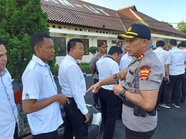 Kapolres Lampung Utara Periksa Senjata Api Dinas Anggotanya