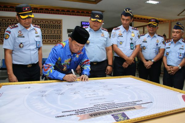 Wujudkan WBK-WBBM 2020, Budi Utomo Tandatangani Memorial Zona Integritas